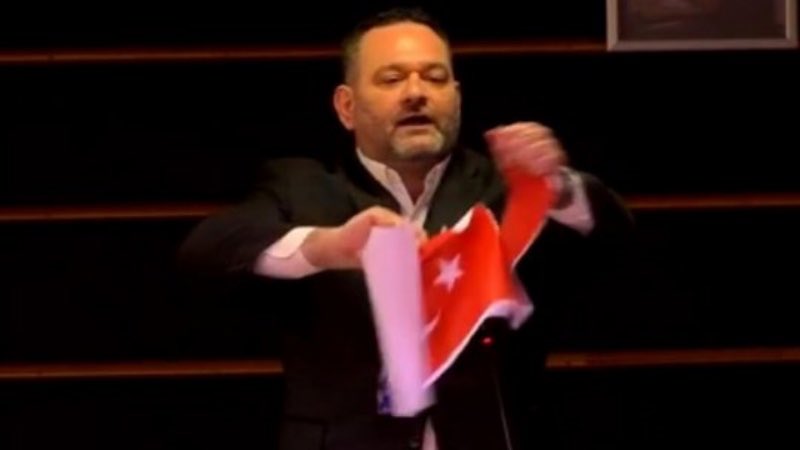 Avrupa Parlamentosu'nda,her bir parçası için binlerin on binlerin gözünü kırpmadan canını vereceği şanlı bayrağımıza saldıran ırkçı Yunan milletvekilinin yaptığı alçakça hareketi şiddetle kınıyorum.Ey sözde milletvekili şunu bilesin ki Ege Denizi şuan yeteri kadar soğuktur!