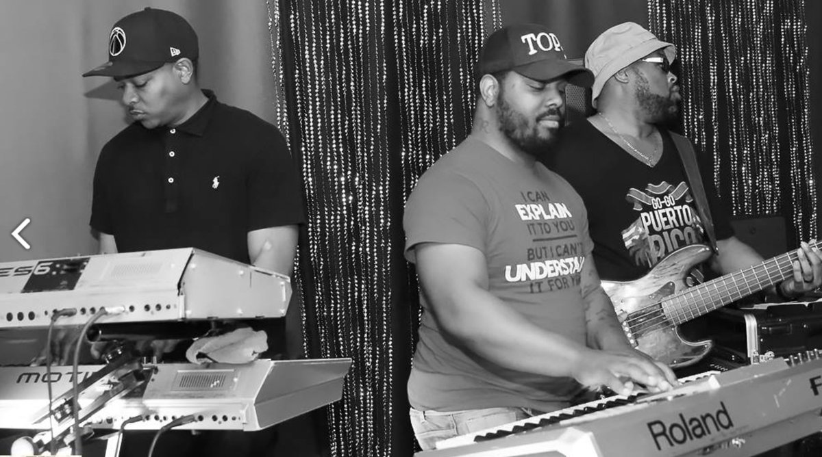 HalfNoteLounge's tweet image. Team Familiar at the Half Note Lounge TONIGHT!

Doors open at 4pm. Cover charge starts at 7pm. Band hits at 9pm!
Call 301-809-6683 for more information!

#teamfamiliar #halfnote #thirstythursdays