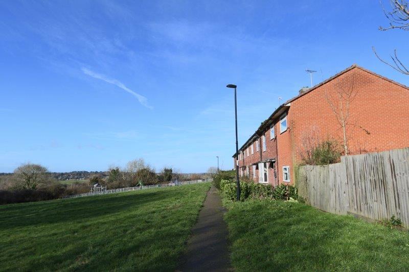 JBandMYestate's tweet photo. Call us now to view - 3-bed mid-terraced house with access directly onto Farthing Downs offering excellent family accommodation. 01737 551111 #JBMY #Sales #FarthingDowns #Tollers https://t.co/du3IGciwV7