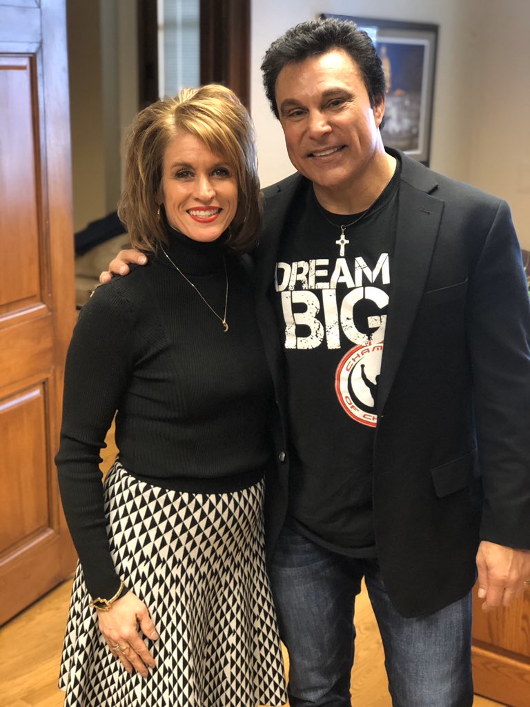 Amy_Berendzen's tweet photo. What an inspiring human being! So very blessed that our paths crossed today @MarcMero! Thank you for all you do to remind kids (& adults) to be Champions of Choices. #ThinkPOZ https://t.co/vTXh9M9QyU