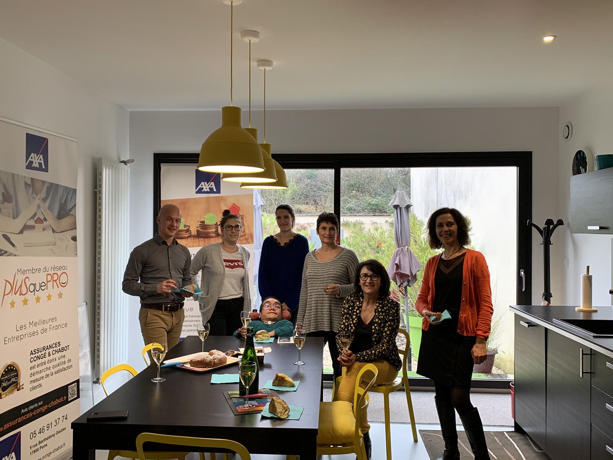 Fin de stage pour Guillaume et son AVS Sabrina 👍💪 et visite de notre coach Lara et Jérôme futur inspecteur commercial Axa. 🎈🥂#axa #axapons #stage