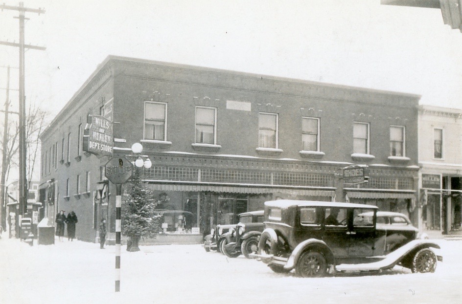 We're highlighting the Third Ward on this #ThrowbackThursday. Here's a 1936 photo of the snow-covered corner of Hall and Madison SE. Thanks, City Archives, for another great image from our past.