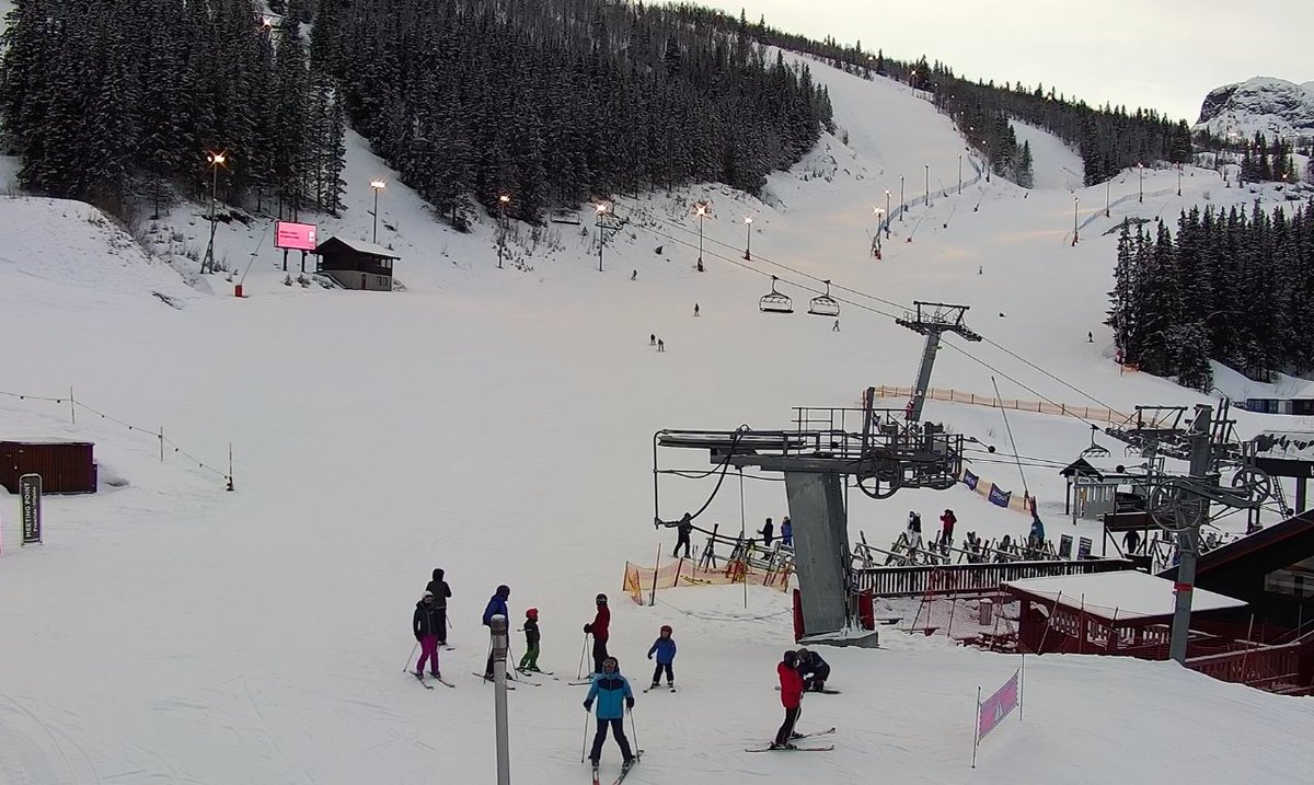 Norway_Live's tweet photo. Vi har snart en ny lokasjon klar på Ski-TV! Klarer du å se hvilket sted det er? Ski-TV kan du se på Norway Live hver dag fra 08-13 eller på https://t.co/HnvyZuBwth.  #snow #skiing #winter #mountains #snowboarding #powder #visitnorway #norge #bestofnorway #winter #Norway #SKITV https://t.co/YWqZEQRbts