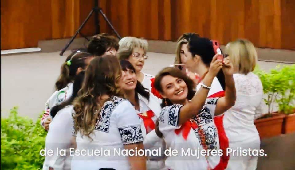 ENMPRINL's tweet photo. En esta Dirigencia encabezada por el Presidente @alitomorenoc y nuestra Secretaria @caroviggiano, quienes caminan a lado de la militancia, se reconoce el trabajo de las alumnas de la 2da Gen de la ENMPRI. @RobleGrajales @NorbertoVentur
#PRINL
#ONMPRINL
#IRHNL
#NL4toLugarNacional https://t.co/uJL9rYwRQZ