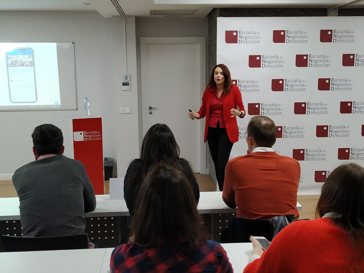 Verónica Rodríguez, de #LinkedIn nos explica sus cuatro líneas de negocio: 
▶️Contratar
▶️Promocionar
▶️Vender
▶️Aprender
#ENyDSocialMedia