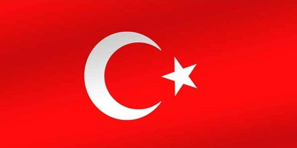 Ey mavi göklerin beyaz ve kızıl süsü
Kız kardeşimin gelinliği şehidimin son örtüsü
Işık ışık, dalga dalga bayrağım
Senin destanını okudum senin destanını yazacağım #bayrağım