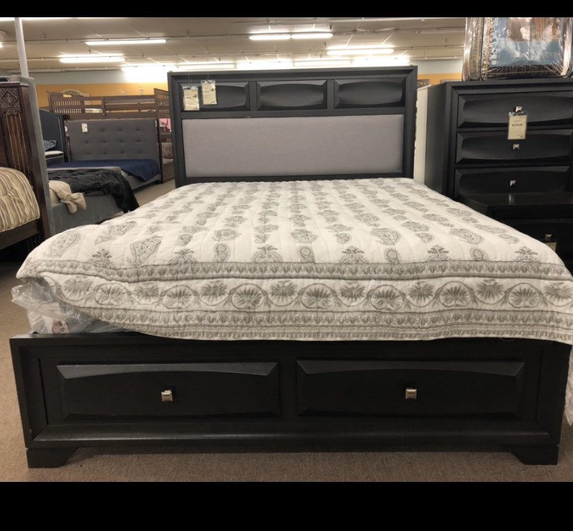 Supaman2x's tweet photo. Help me out Twitter!! #Moving #Needgone #furniture #recliner #couches #queensize #mattress #bed https://t.co/lrnN1R3LDG