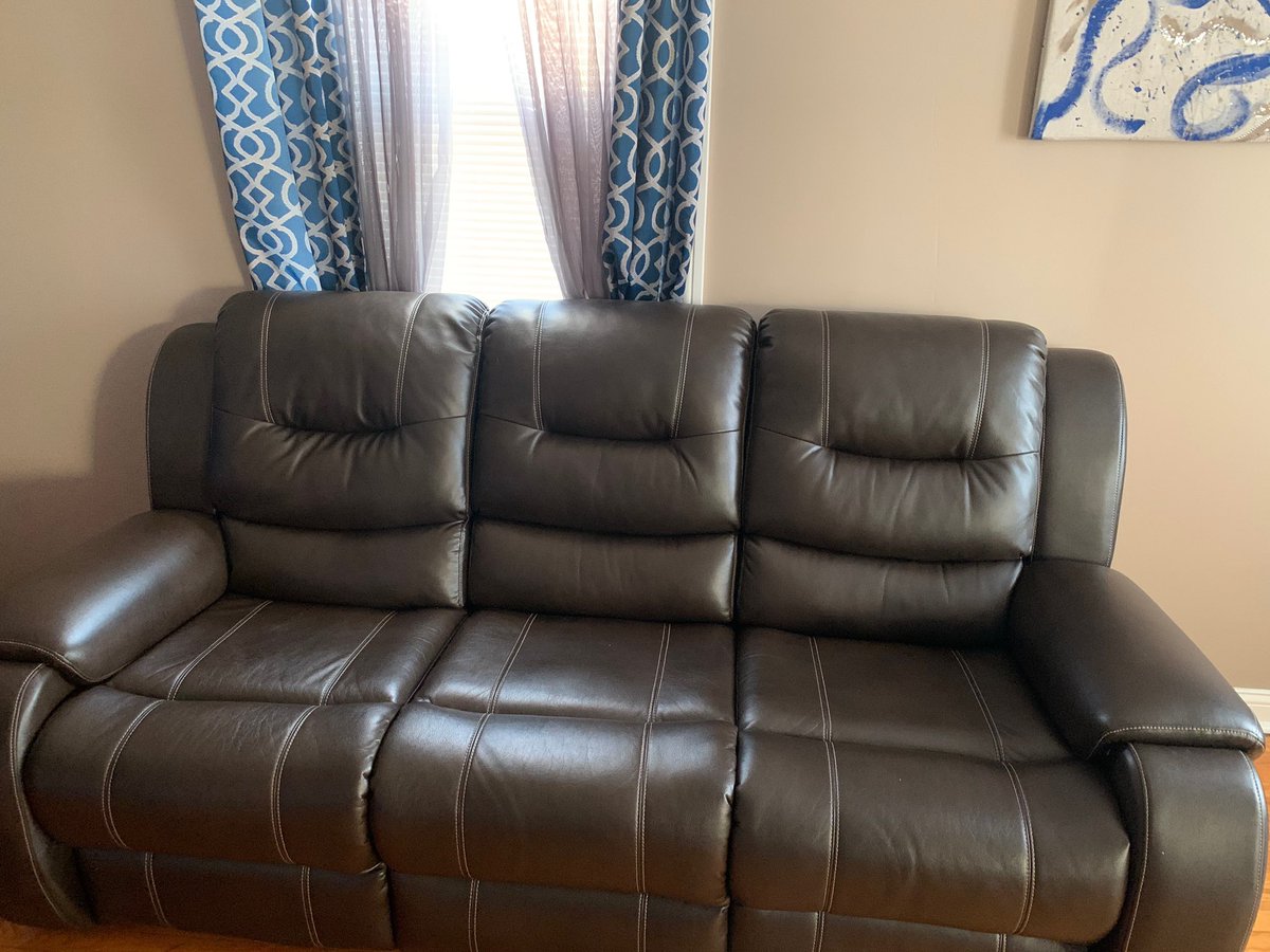 Supaman2x's tweet photo. Help me out Twitter!! #Moving #Needgone #furniture #recliner #couches #queensize #mattress #bed https://t.co/lrnN1R3LDG