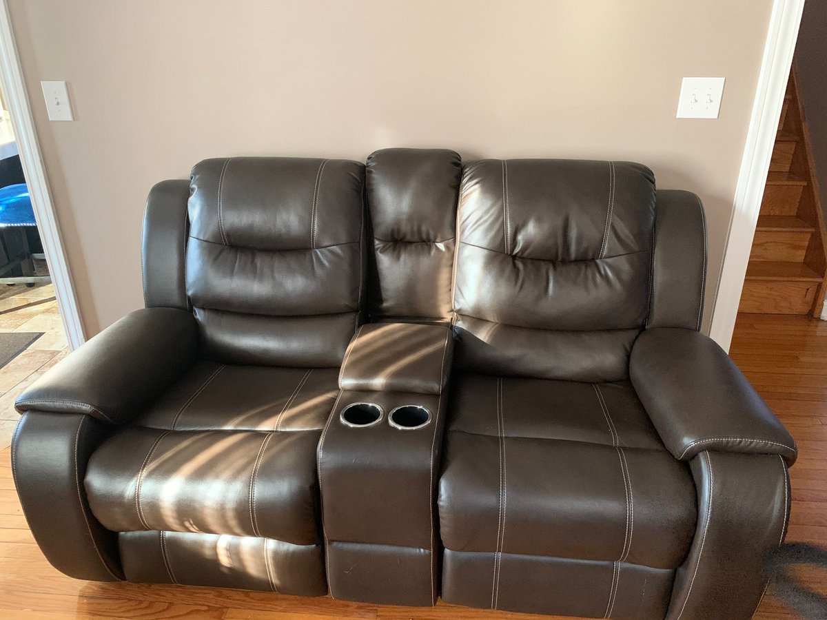 Supaman2x's tweet photo. Help me out Twitter!! #Moving #Needgone #furniture #recliner #couches #queensize #mattress #bed https://t.co/lrnN1R3LDG