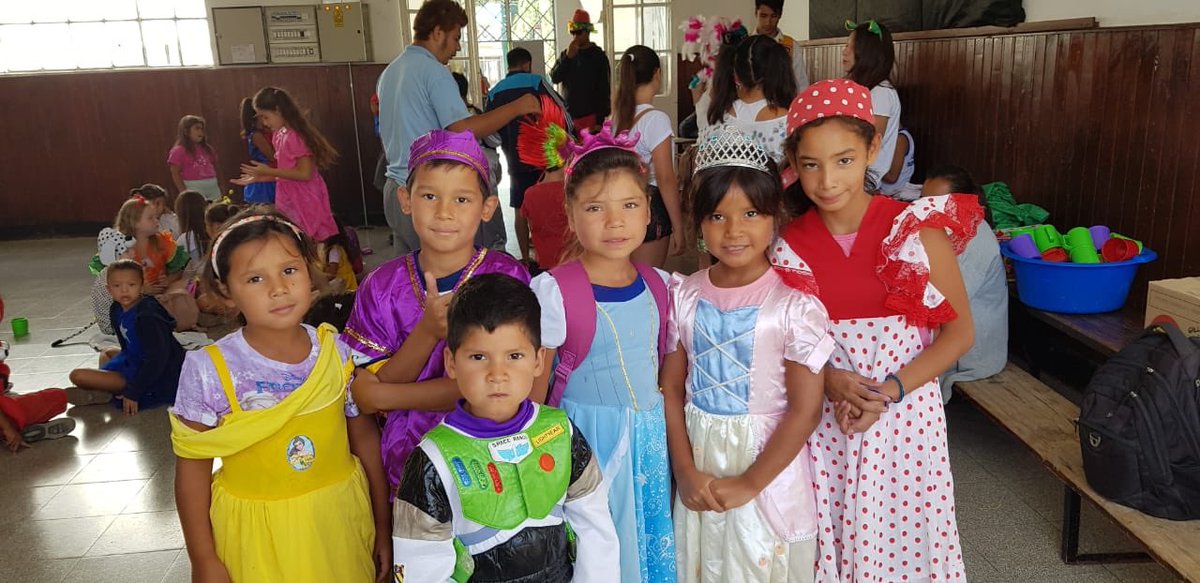 AcsarmientoB's tweet photo. Más de la súper divertida fiesta de disfraces de las sedes de EAV de Capitan Sarmiento #EscuelasAbiertasEnVerano @BAeducacion @ccbracchi @Leot14 @EduFisicaBA https://t.co/wupCLxGnix