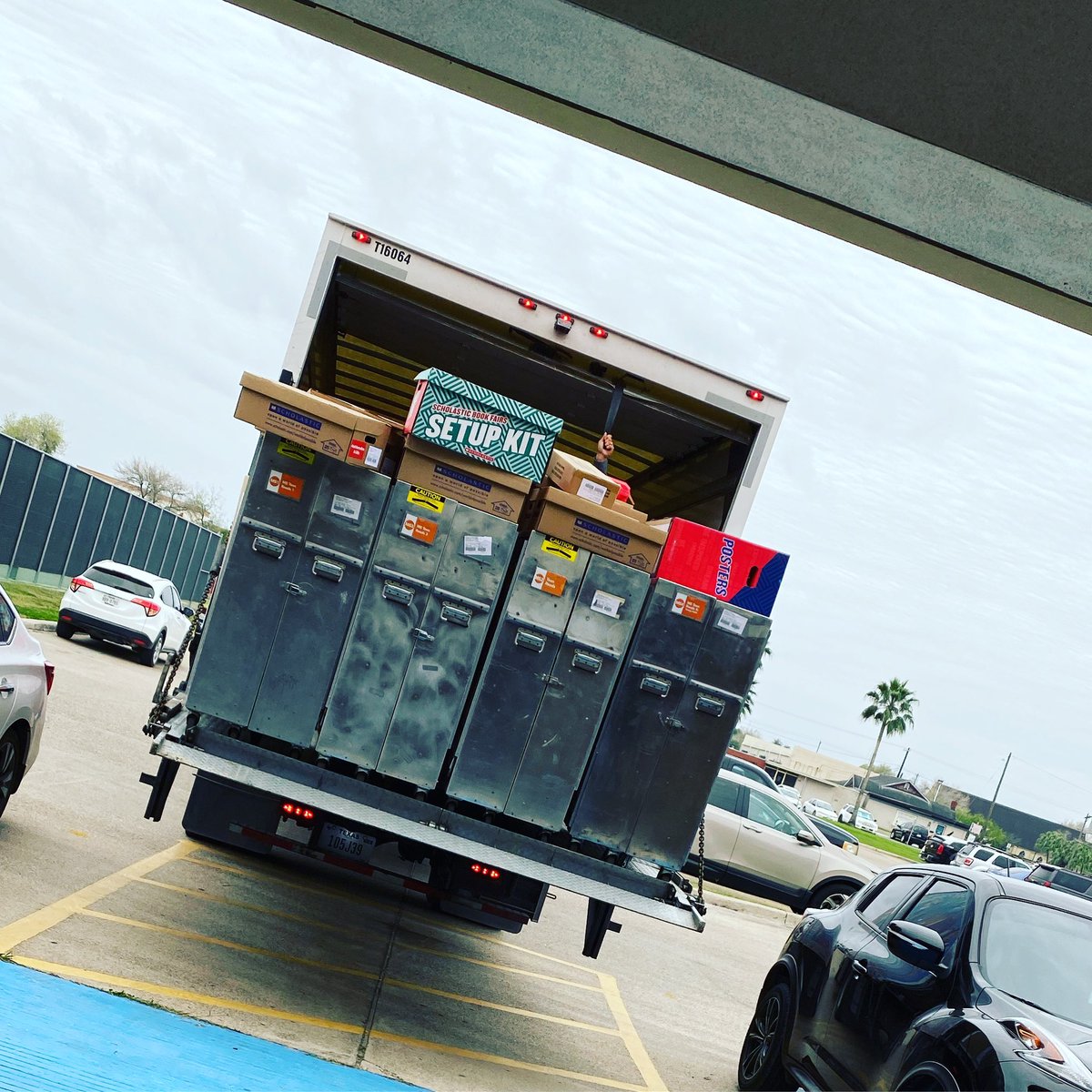 IlcVernon's tweet photo. 🚨the book fair has arrived🚨#mustanglibrary #vernonms #scholasticbookfair #librarylife https://t.co/1F7iW1qh3T