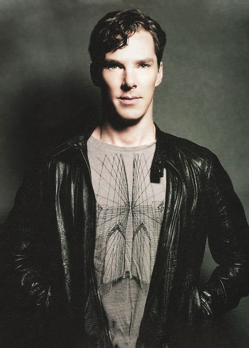 sapw's tweet photo. Happy #CumberColours day! #BenedictCumberbatch in Tee Shirts! @CumberbatchSpam https://t.co/QnjhJhEX6Z