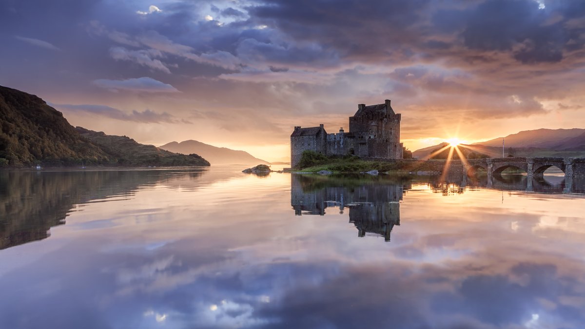 Eilean Donan castle - 📸 2016 by GeorgeJohnsonPhotography on @Wikipedia CC-BY-SA 4.0 > https://en.wikipedia.org/wiki/Eilean_Donan#/media/File:Eilean_Donan_at_Dusk.jpg
