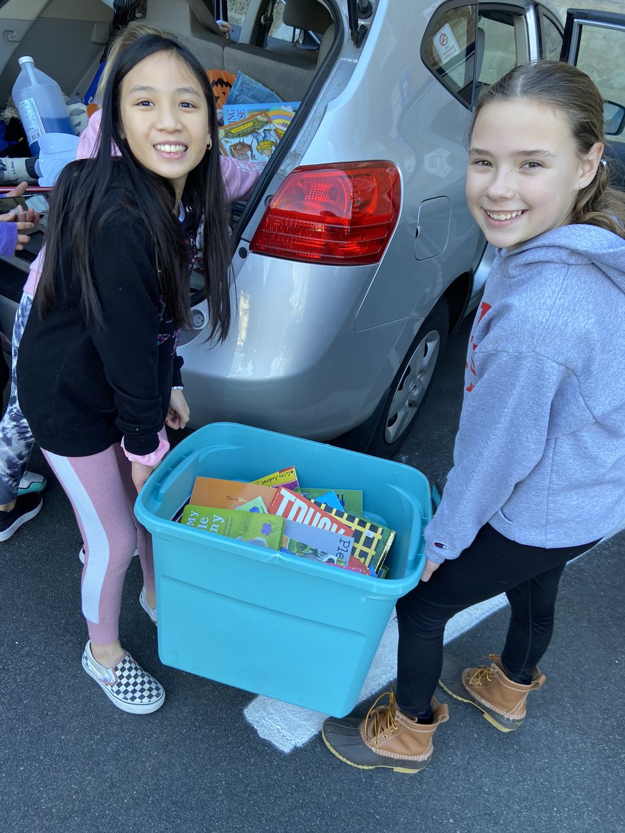 msobriensclass5's tweet photo. 🚨🚨WOWZER @WinthropMelrose! Together we collected 1,417 books in just 3️⃣ weeks! 📚Thank you for your support! CSC members got everything packed up and ready to be donated to the @LibraryMelrose and the @SalvationArmyUS 🚨🚨#MelrosePS https://t.co/9ED3i2E7Zu