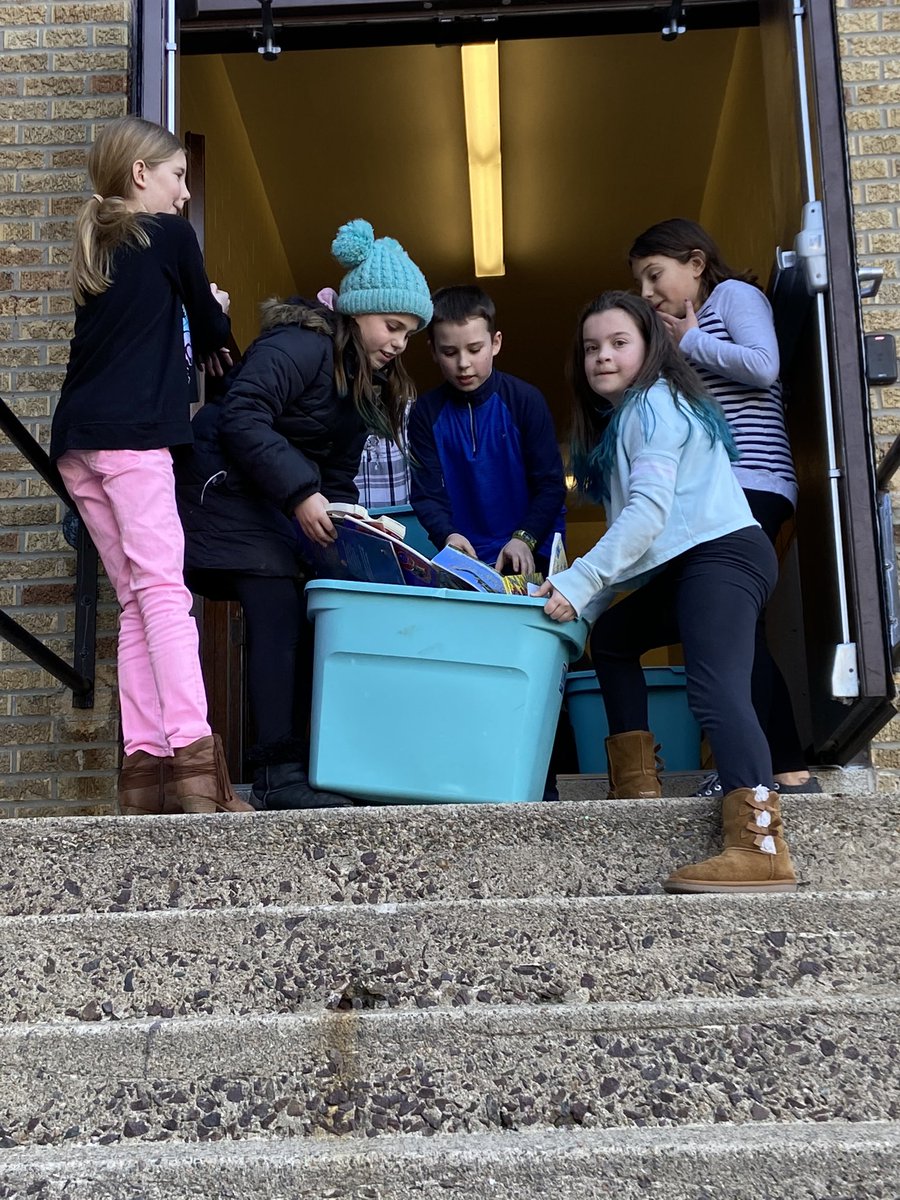 msobriensclass5's tweet photo. 🚨🚨WOWZER @WinthropMelrose! Together we collected 1,417 books in just 3️⃣ weeks! 📚Thank you for your support! CSC members got everything packed up and ready to be donated to the @LibraryMelrose and the @SalvationArmyUS 🚨🚨#MelrosePS https://t.co/9ED3i2E7Zu