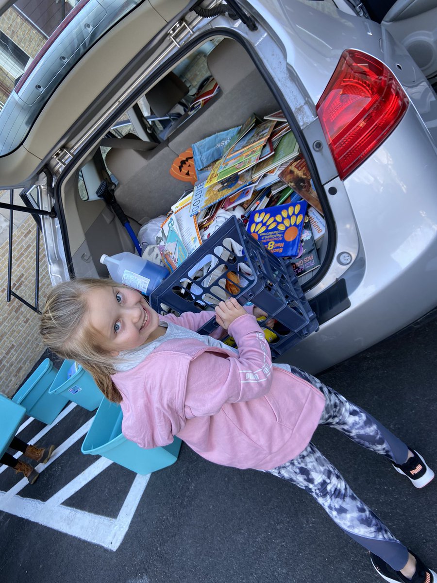 msobriensclass5's tweet photo. 🚨🚨WOWZER @WinthropMelrose! Together we collected 1,417 books in just 3️⃣ weeks! 📚Thank you for your support! CSC members got everything packed up and ready to be donated to the @LibraryMelrose and the @SalvationArmyUS 🚨🚨#MelrosePS https://t.co/9ED3i2E7Zu