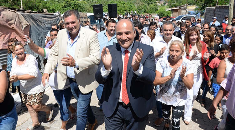 JuanManzurOK's tweet image. Junto al intendente Carlos Najar habilitamos el pavimento articulado en las arterias principales de El Colmenar, en Las Talitas. Este avance permitirá el escurrimiento de aguas pluviales y el nivelado de las calles impactando directamente en la vida diaria de cientos de familias.