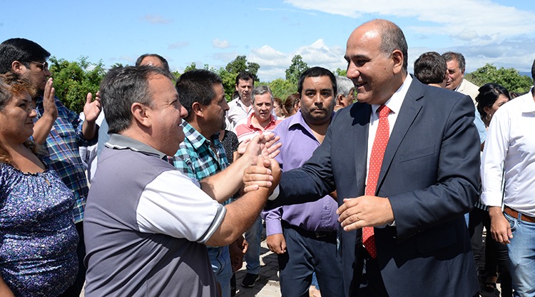 JuanManzurOK's tweet image. Junto al intendente Carlos Najar habilitamos el pavimento articulado en las arterias principales de El Colmenar, en Las Talitas. Este avance permitirá el escurrimiento de aguas pluviales y el nivelado de las calles impactando directamente en la vida diaria de cientos de familias.