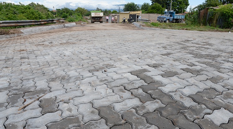 JuanManzurOK's tweet image. Junto al intendente Carlos Najar habilitamos el pavimento articulado en las arterias principales de El Colmenar, en Las Talitas. Este avance permitirá el escurrimiento de aguas pluviales y el nivelado de las calles impactando directamente en la vida diaria de cientos de familias.