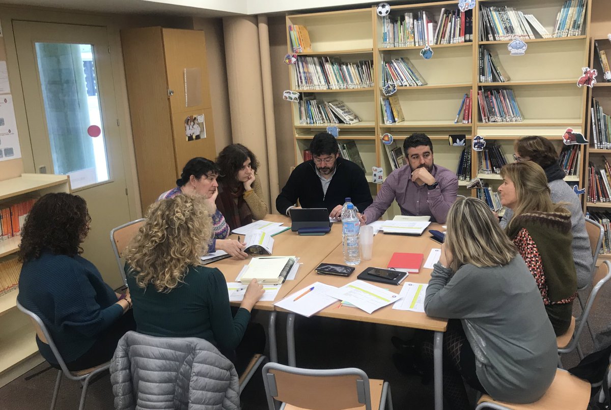 aliancesmagnet's tweet photo. “#femequip #femsalut #bateguemjunts” és el lema de l’aliança #Manget entre l’ @EscolaVilaRoma i l’@comssibe de la que avui hem fet reunió de seguiment amb @AjPalamos i @educaciocat per conèixer els projectes d’hàbits saludables com la cura de ferides o les vacunes 🏥 https://t.co/AXUsyKjAXe