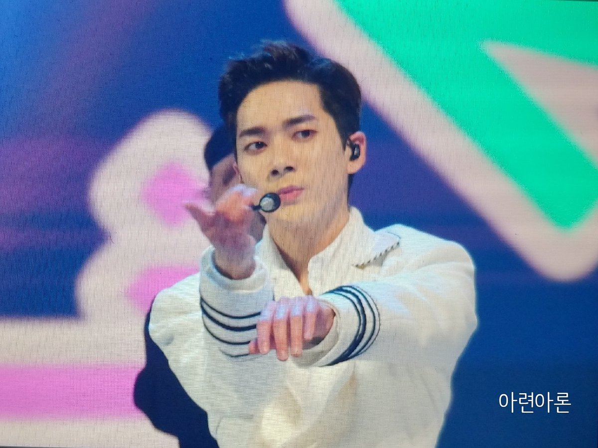 AryounAron's tweet photo. 20200130 서울가요대상 프리뷰
넌 정말 최고

#뉴이스트 #NUEST #ARON #아론 #곽아론 https://t.co/Htt7bDBc5p