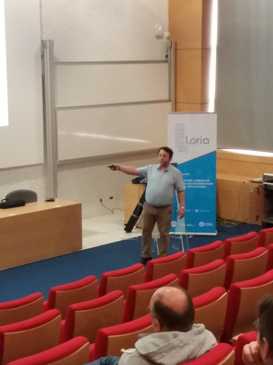 labo_Loria's tweet photo. Le #colloquiumLoria démarre avec Olivier @bournez, son exposé "la revanche du #calculAnalogique" présente et redécouvre la complexité descriptive et la calculabilité en utilisant des équations differentielles ordinaires polynomiales.
@Polytechnique https://t.co/1RdmbBoANJ