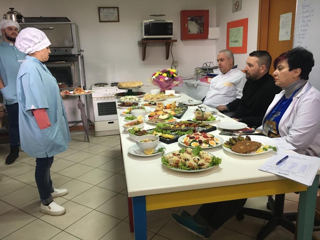 WVAlbania's tweet photo. Aurela dhe Myzejeni nga #Korça janë çertifikuar si kuzhiniere profesioniste falë përfshirjes në projektin #REINVEST pas përfundimit të kursit 4 mujor. “Tani jam gati të trokas në dyert e bizneseve për të kërkuar punë”- thotë Aurela. https://t.co/avaLC6r6Qk
#REINVESTProject https://t.co/mPvrFPCQ19