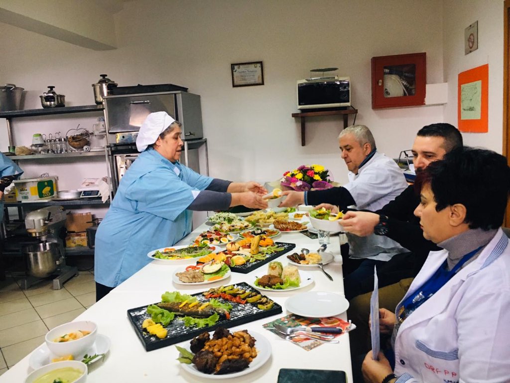 WVAlbania's tweet photo. Aurela dhe Myzejeni nga #Korça janë çertifikuar si kuzhiniere profesioniste falë përfshirjes në projektin #REINVEST pas përfundimit të kursit 4 mujor. “Tani jam gati të trokas në dyert e bizneseve për të kërkuar punë”- thotë Aurela. https://t.co/avaLC6r6Qk
#REINVESTProject https://t.co/mPvrFPCQ19