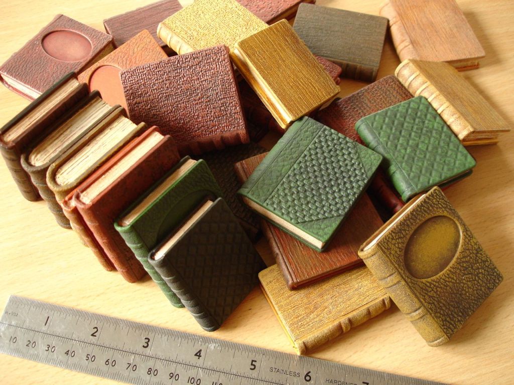 davidneat's tweet photo. Casting prop books and making ‘specials’ https://t.co/gdFVjHsrc1 https://t.co/XNvRbJLkZB