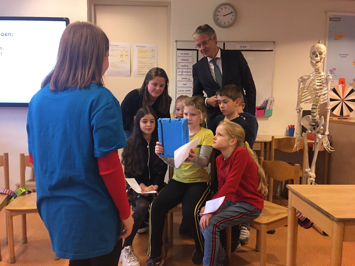 obsPortland's tweet image. De minister @arieslob op bezoek! De leerkrachten van de toekomst doen ervaring op met het lesgeven. Trots op onze school en onze collega’s. #weesmaartrotsopwiejebent @AltijdOnderwijs #AltijdOnderwijs
