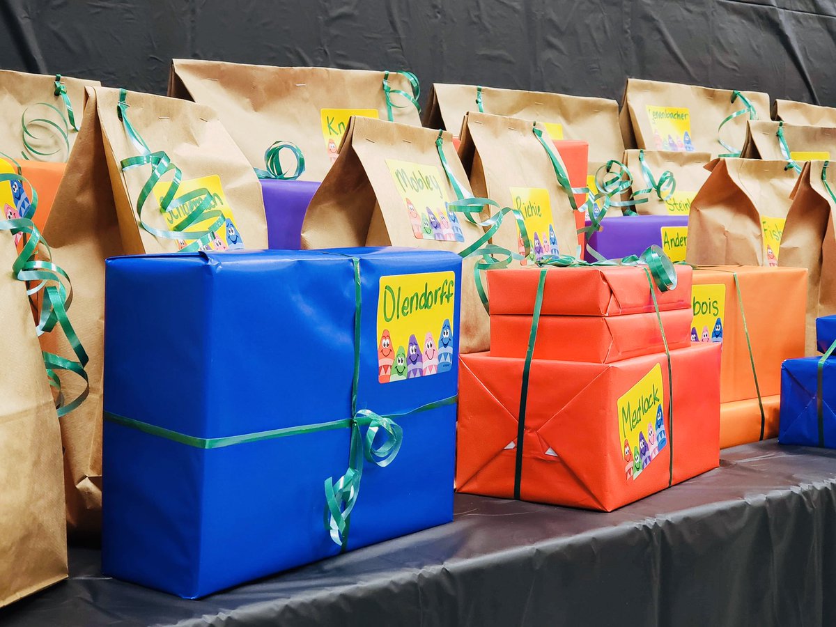 OFESPTO's tweet image. Happy 💯 Days! 📝 

Thank you to Orchard Farm VFW for your donation, families of Orchard Farm and to the PTO.  With all this help we had a successful School Supply Drive.  Our teachers will love their wrapped presents of supplies today!!! 

@OrchardFarmElem 
@OrchardFarmRV