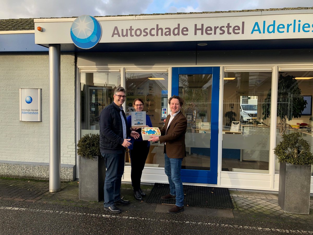Trots op ons team! Wij worden door onze klanten over 2019
beoordeeld met een 9.2. Hiermee zijn we op de 6e plaats geëindigd
van beste schadeherstelbedrijven van Nederland, gemeten door het onafhankelijk reviewplatform Tevreden.nl. 
Bedankt voor de reviews!