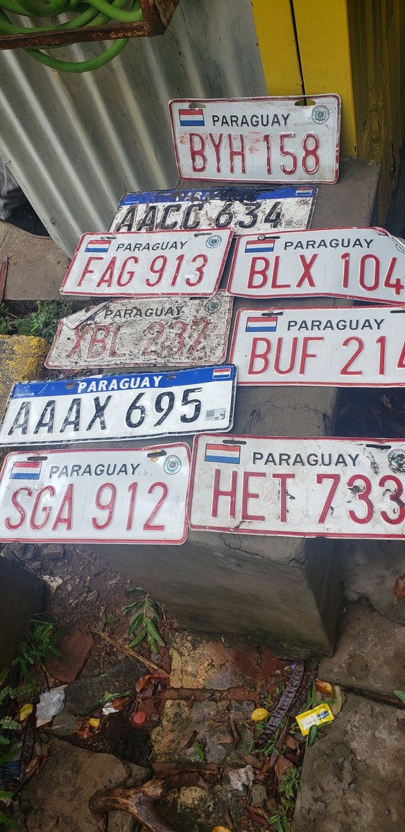 Hola a todos !!! Frente al BCP, a lado de parada de taxi están todas estas chapas que quedaron del raudal que se acumula en frente! Porfa ayuden con un RTW para los que quedaron sin chapa puedan pasar a buscarlas <a href="/oscar_marandu/">Oscar H. Acosta C.</a> <a href="/yolandapark1/">Yolanda Park</a> @clariarias @RRPPpoliciapy <a href="/PaloRubin/">Palo</a>
