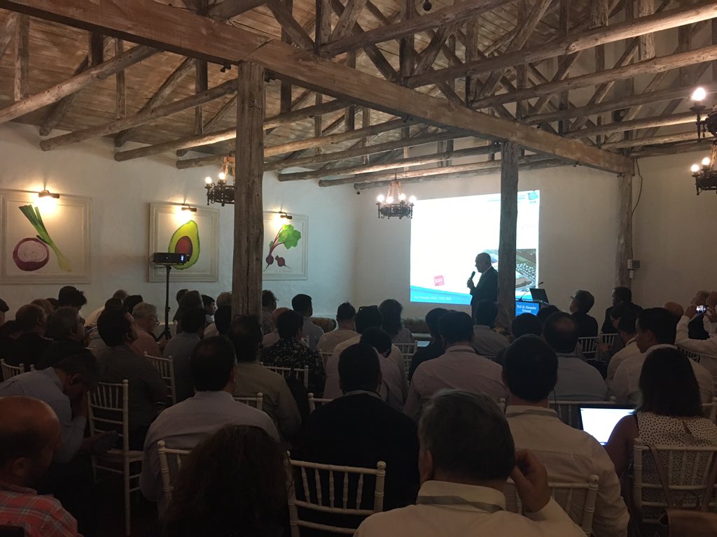 SmartEnergyCL's tweet photo. Con tremenda convocatoria estamos hoy en #SanFernando para el Foro de Eficiencia Energética en Sistemas de Frío. Ahora presentando Prof.Dr. Krimmel de la Academia Europea de Estudios de Frío, Clima y Ventilación.@export_EE #GermanEnergySolutions #PartnerforEnergy https://t.co/1ocVlsGE2G