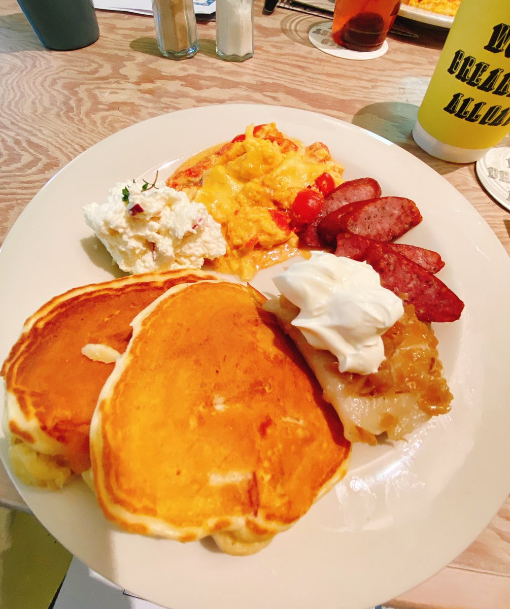kuisinbo_airi's tweet photo. 料理とドリンクはポーランドのお料理。#worldbreakfast
今日のサキドリ最前線では、ポーランドについて紹介🥰
小倉聖子さんの本「ワルシャワ、文化、今日」は、ポーランドの施設、映画、レシピなど、写真を中心に情報が盛り込まれたガイドブック‼️
また国立映画アーカイブではポスター展も開催中。 https://t.co/ZIMuoOILGA