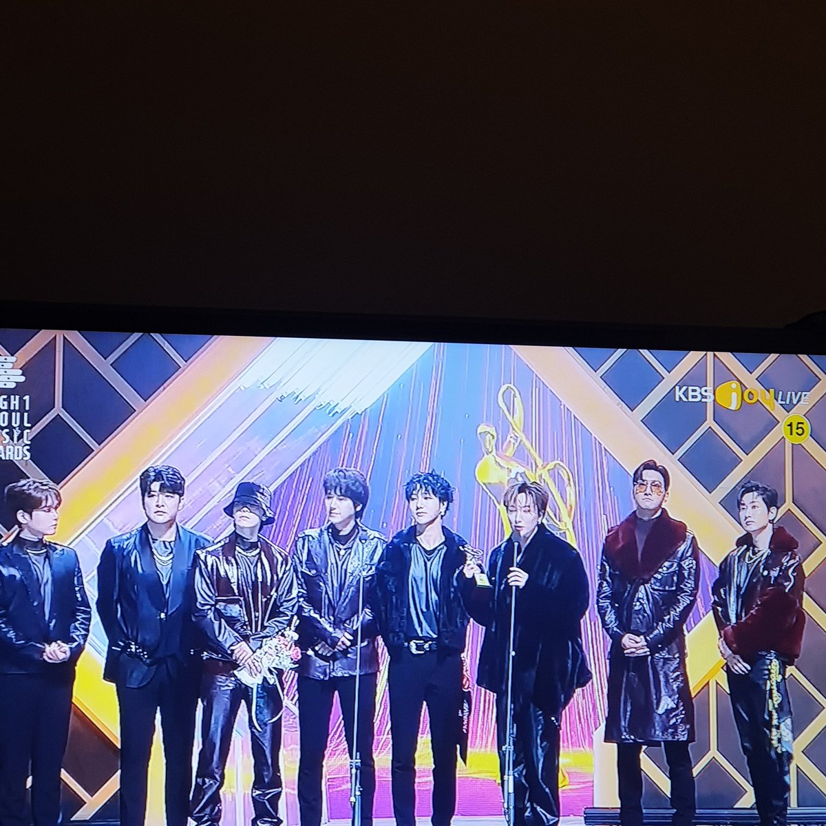 Sj1106___'s tweet photo. 오빠들이..짱이야ㅠ

#슈퍼주니어_서가대_본상_축하해 https://t.co/V6jqFNQ54d