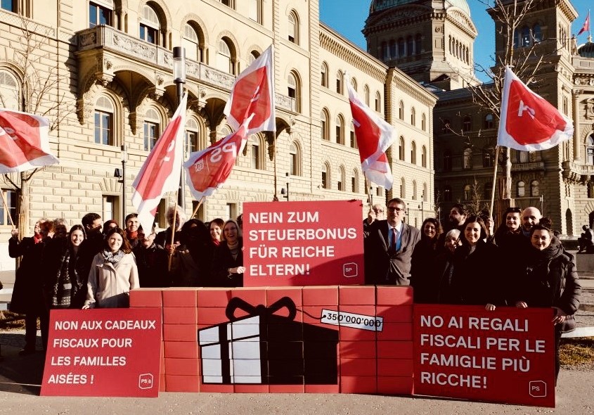 spschweiz's tweet photo. Das Referendum gegen den #Reichenbonus ist offiziell zustande gekommen! Erfreulich, dass die Stimmbevölkerung nun über die unverschämte Erhöhung der Kinderabzüge bei der direkten Bundessteuer abstimmen kann 👍 #ReichenbonusNein ➡️ https://t.co/TpikXM0wXS https://t.co/XzCoZuGL7q