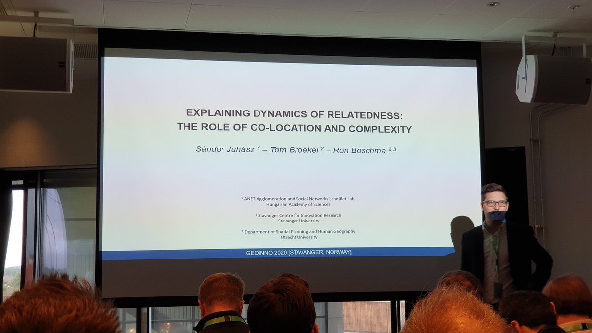 ZoltanElekes's tweet photo. @sandor_juhasz, presenting work with @TBroekel and Ron Boschma, explains the dynamics of relatedness @geoinno2020. They propose that relatedness is not an exogenous factor but co-evolves with geograhical proximity and complexity. #ANETLab #geoinno2020 @mtakti_iehas https://t.co/1VwnzpMvsg