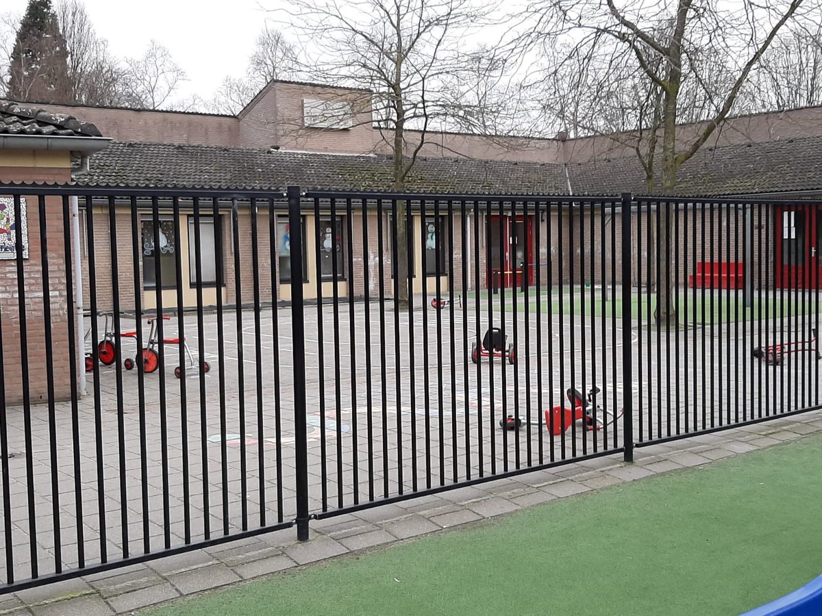 kcnicolaas's tweet photo. Ook de kinderen op de Nicolaas leggen hun werkzaamheden neer #onderwijsstaking #staken #lerarenstaking #staken30en31januari https://t.co/PJEvLPp4Q0