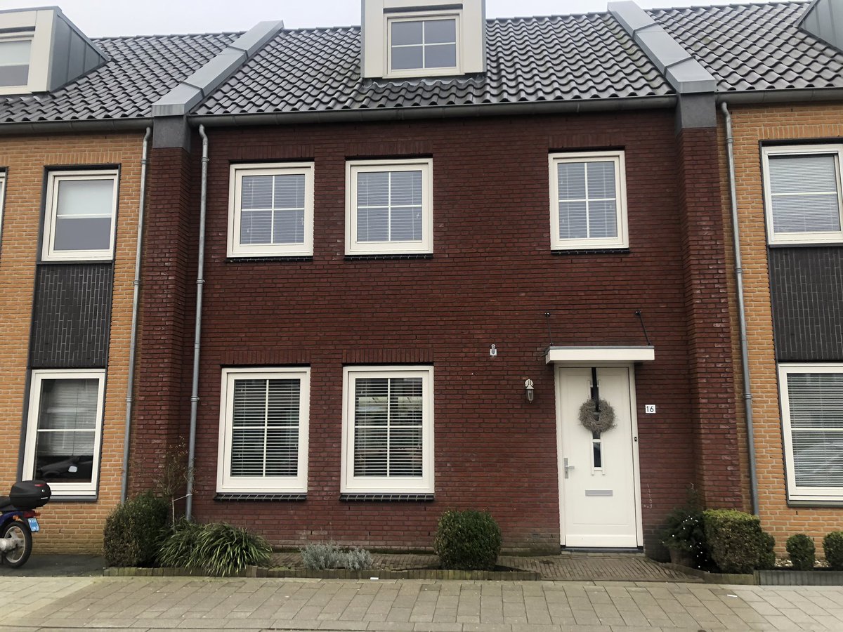 Nieuw in verkoop: Schouw 16 verkoop middels inschrijving meer info over de procedure kunt u lezen op hlvastgoed.com/291/Urk-Schouw… En kom langs op de kijkdagen.