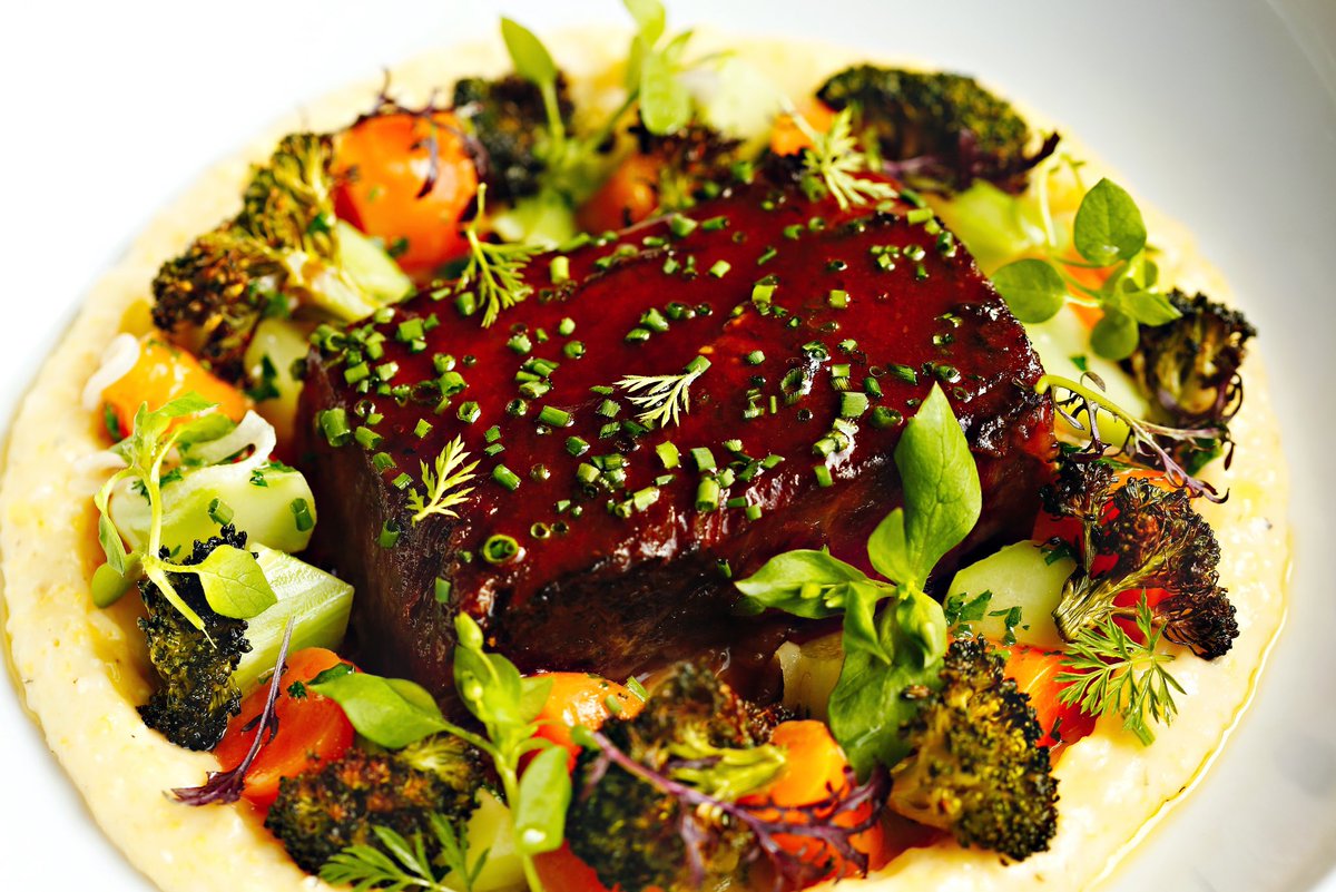 Beef Short Rib
Aged Cheddar Grits, Sherry Barbecue Glaze.