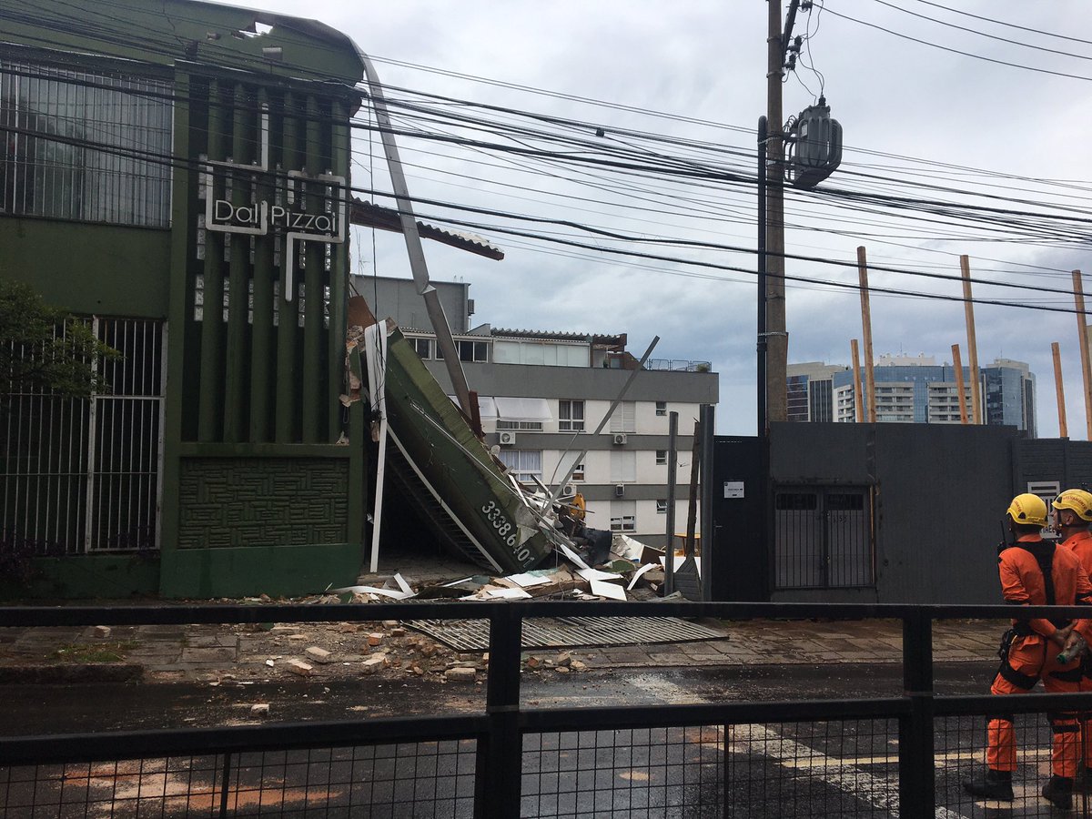 guimilman's tweet photo. Clínica odontológica desabou na Protasio Alves bairro Petrópolis. Cinco pessoas estavam no local. Todas estão bem @bandrs https://t.co/8xTmvQNiVy
