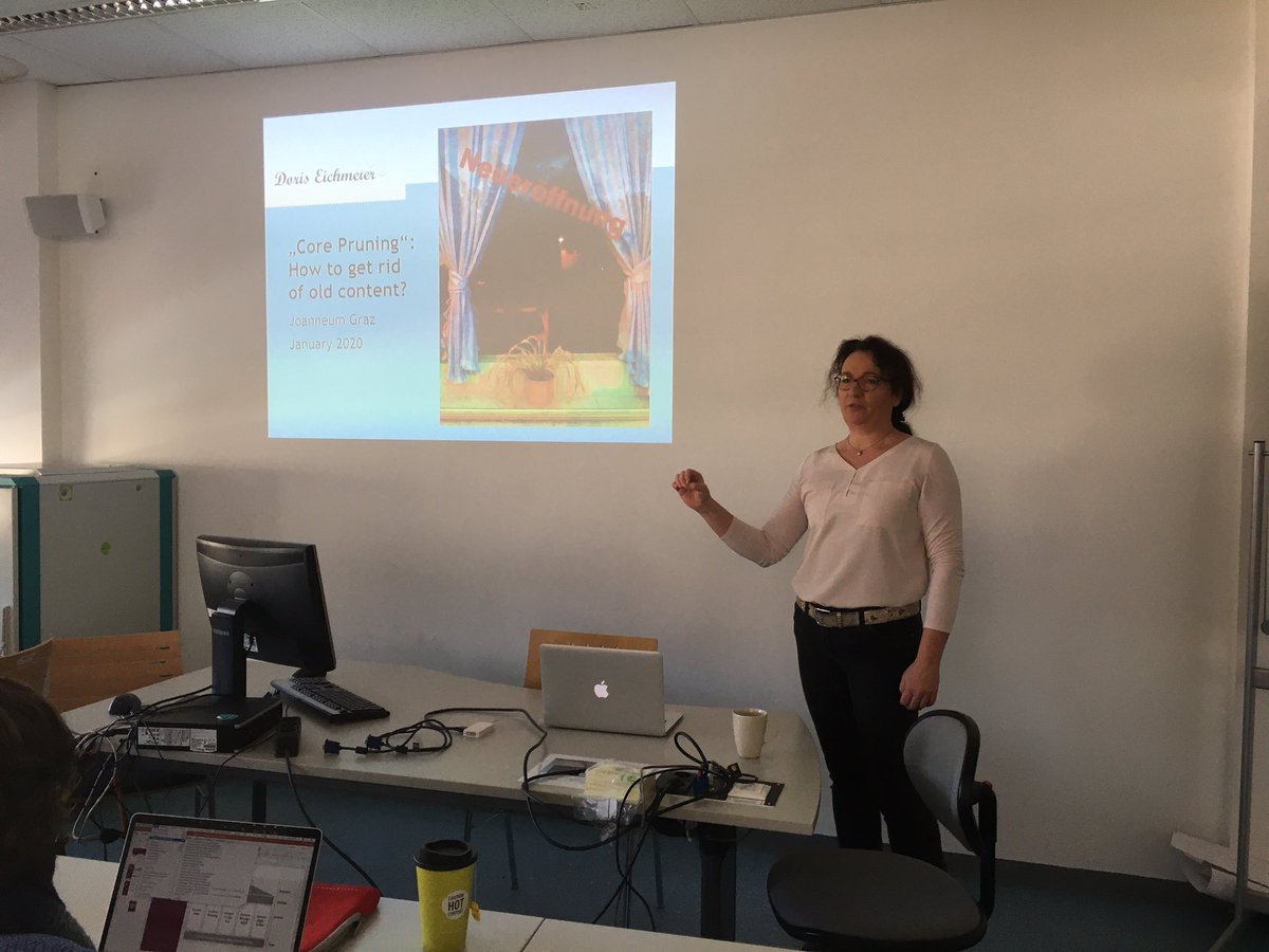 After presenting their project works this morning, #cos18 are now listening to short lectures by their mentors @DorisEichmeier, <a href="/AKLohre/">Anna-Katharina Lohre</a>, <a href="/irenemichl/">Content Queen Irene</a> and <a href="/BendlerBlogger/">Sascha „jeton paraşütle düşüyor“ Stoltenow</a>. Interesting to hear what our lecturers are up to in their work life!
#presenceweek