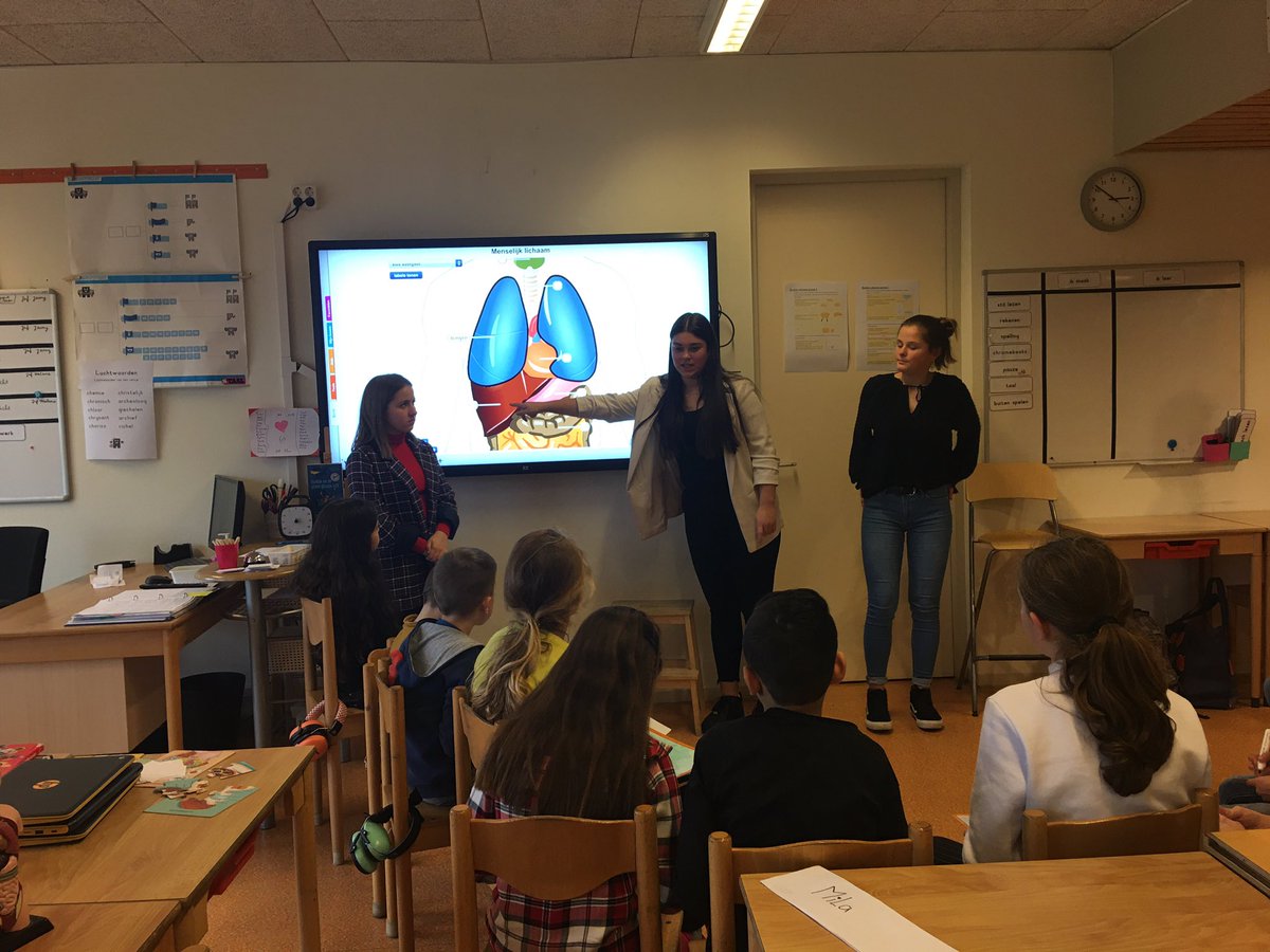 obsPortland's tweet image. Afsluiting van de les, controleren van de stof. Super goed gedaan meiden, trots op jullie! Nu op naar die PABO! @AltijdOnderwijs