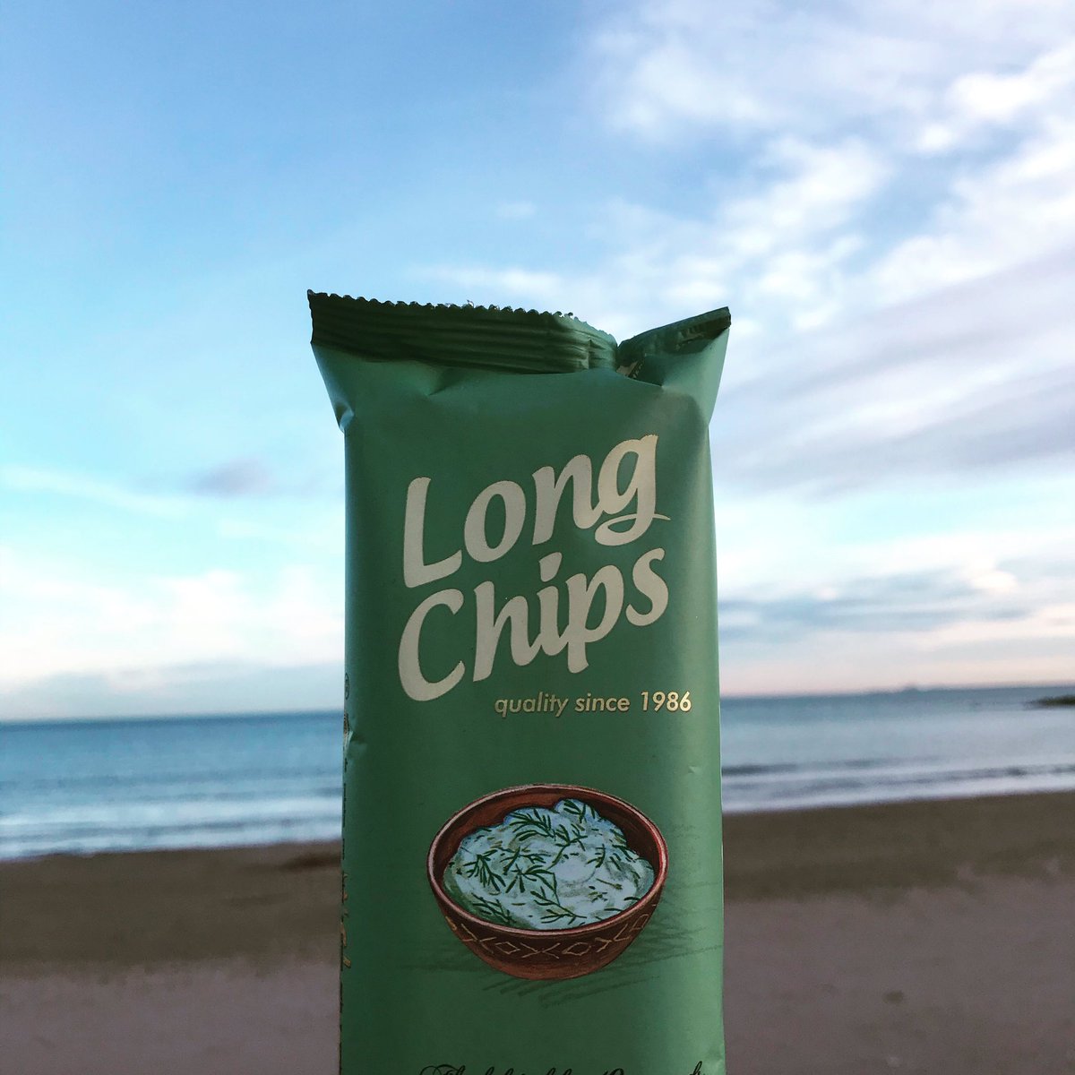 ClassicKitchenE's tweet photo. A la playa en enero a tomar Long Chips?? Claro que si!! Encuéntralas en tu hipermercado @alcampo y tienda de alimentación más cercana!
#FelizJueves #PeaceDay #diadelapaz #Universo #longchips https://t.co/BXhLK390fu