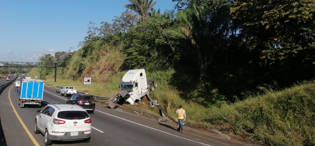 ArielRiosR's tweet photo. #Colòn articulado se vuelca en autopista Panamá-Colòn (@ConcesionariaMC ) hacia la Zona Libre, herido es atendido por personal @SUME911 #SAMER @BCBRP https://t.co/g3TLG4r8BA