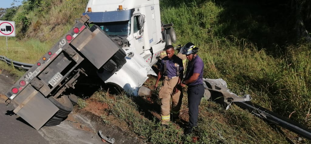 ArielRiosR's tweet photo. #Colòn articulado se vuelca en autopista Panamá-Colòn (@ConcesionariaMC ) hacia la Zona Libre, herido es atendido por personal @SUME911 #SAMER @BCBRP https://t.co/g3TLG4r8BA