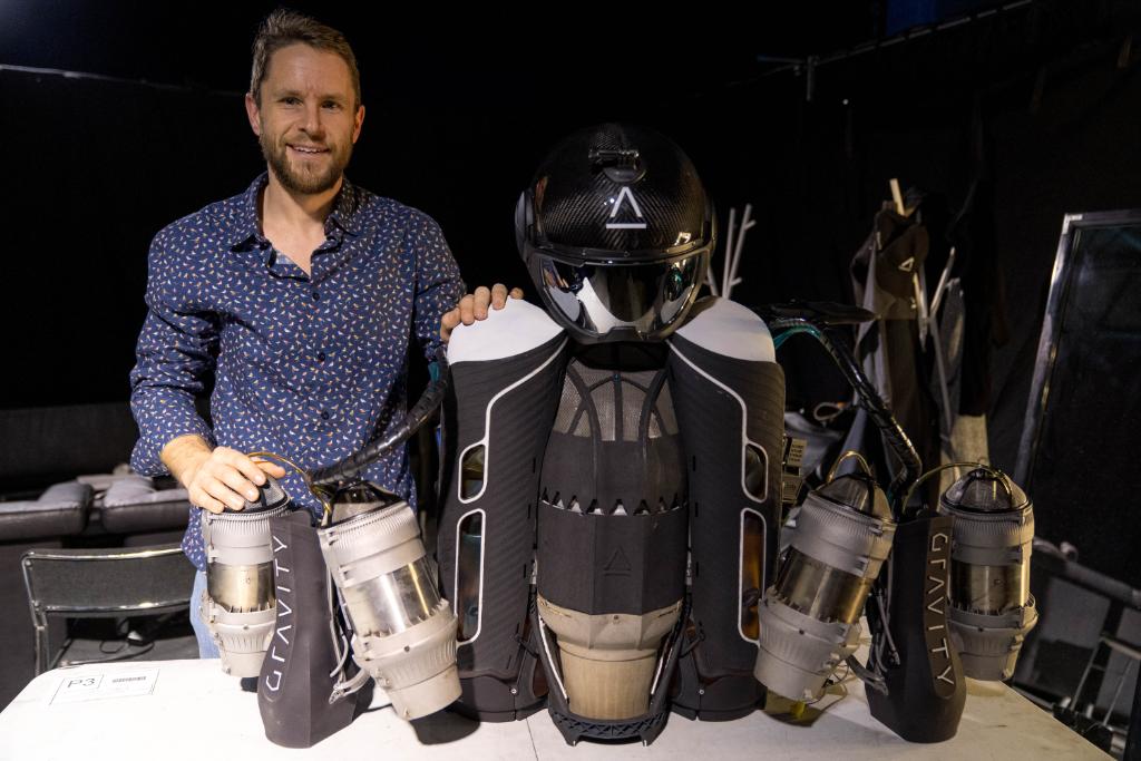 CiscoLiveEMEA's tweet photo. We cannot wait to see Richard Browning - Founder and Chief Test Pilot of @takeonGravity take to the #CLEUR stage this afternoon! For all our remote attendees, you can join us LIVE at 16:30 CET right here on Facebook for the pre-show https://t.co/7YpEVdVstU https://t.co/kkJEnbGnk5