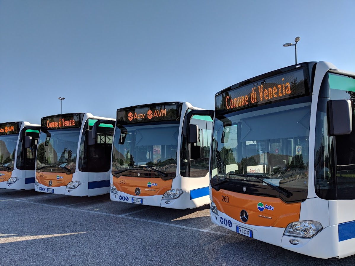 comunevenezia's tweet photo. ⚠ #Bombaday #Evacuazione⚠ 
 
➡ Il piano evacuazione riguarda circa 3.500 cittadini

➡ Dalle 6.00 alle 7.00 bus gratis ogni 5 minuti per raggiungere il punto raccolta al Taliercio

➡ I bus transiteranno da V.le San Marco fino al Taliercio

🔎Dettagli: https://t.co/FmVN0aGJ5s https://t.co/2uk1GxOGY8