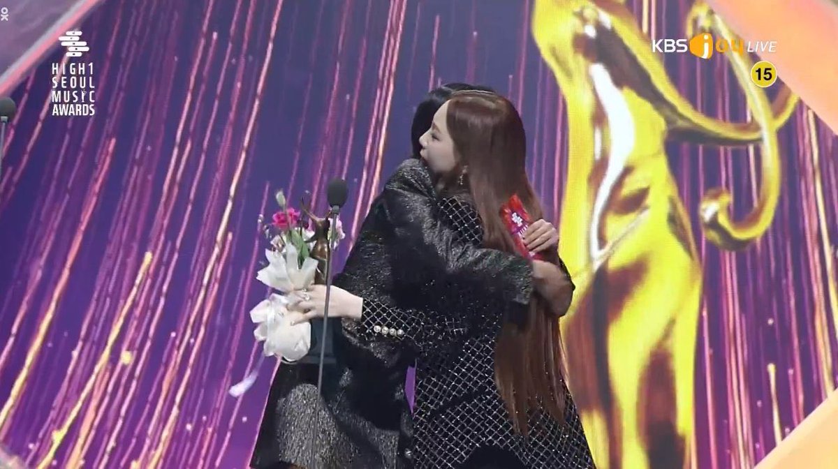 2010년 소녀시대 대상🏆
2020년 태연 솔로 대상🏆
2세대 걸그룹 최초 솔로 대상이래
14년차 가수 맞나여 탱뽕찬다
ㅠㅠㅠㅠㅠㅠㅠㅠㅠ
#킹태연_OST상_축하해 
#킹태연_본상_축하해 
#킹태연_음원대상_축하해